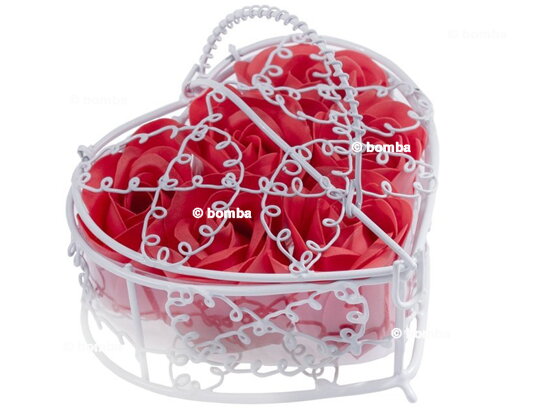 Czerwone mydlane róże w białym koszyku